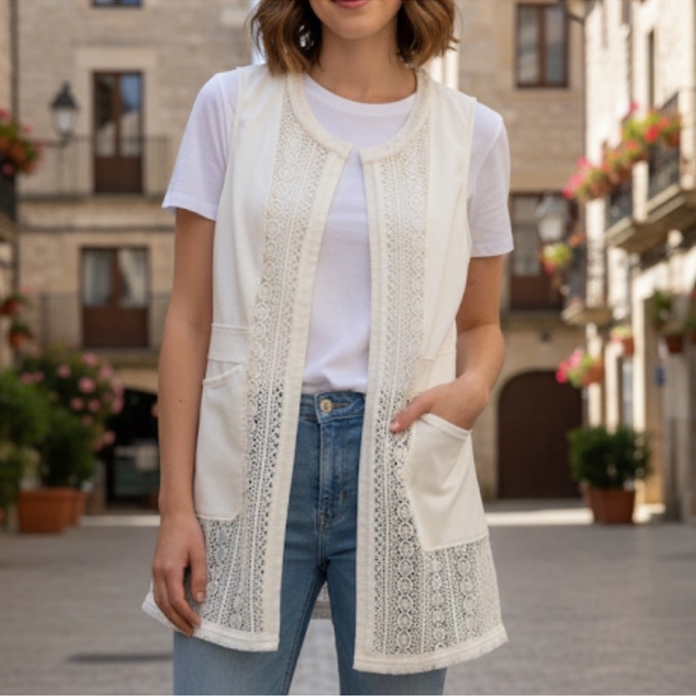 Chico's Elegant White Lace Trim
Sleeveless vest size 1 US size medium (8)